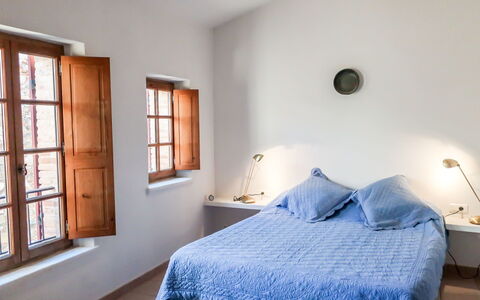 Maury: Schlafzimmer, Bett, Zimmer, Möbel, Eigentum, Bettdecke, Bettrahmen, Fussboden, Wand, Interior Design