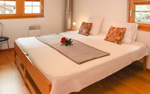 Gädi: Möbel, Gebäude, Eigentum, Fenster, Komfort, Kissen, Textil, Orange, Holz, Bettrahmen