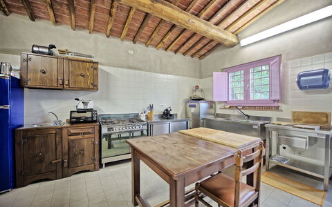 Villa Marginone: Zimmer, Eigentum, Möbel, Küche, Gebäude, Interior Design, Countertop, Cabinetry, Haus, Fussboden