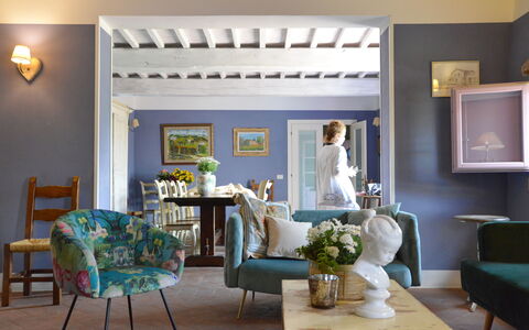 Villa Marginone: Tabelle, Möbel, Bilderrahmen, Eigentum, Pflanze, Azurblau, Dekoration, Beleuchtung, Gebäude, Wohnzimmer
