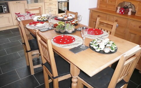 Chalet la Poya: Tischdecke, Tabelle, Möbel, Zimmer, Countertop, Esszimmer, Interior Design, Brunch, Textil, Linens