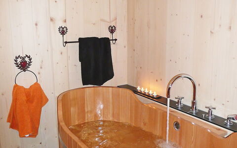 Chalet la Poya: Zimmer, Badezimmer, Sinken, Armatur, Fliese, Interior Design, Fussboden, Zapfhahn, Küche