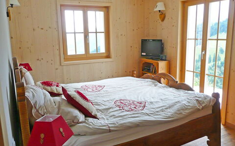 Chalet la Poya: Schlafzimmer, Bett, Möbel, Zimmer, Bettdecke, Eigentum, Bedding, Matratze, Bettrahmen, Fussboden