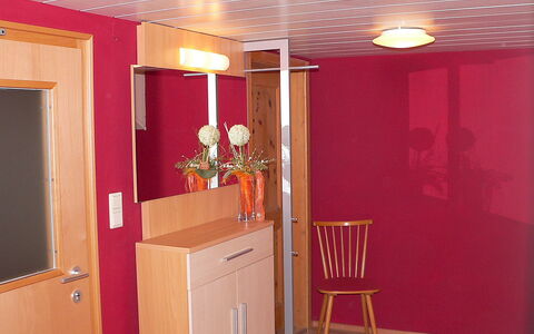 Elsa: Zimmer, Decke, Eigentum, Interior Design, Rot, Rosa, Möbel, Gebäude, Haus, Cabinetry