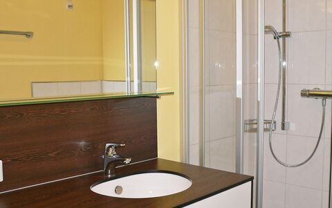 Elsa: Badezimmer, Zimmer, Zapfhahn, Eigentum, Fliese, Bad Sink, Bad Zubehör, Armatur, Badezimmerschrank, Wand