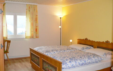 Elsa: Schlafzimmer, Bett, Möbel, Zimmer, Eigentum, Matratze, Bettrahmen, Bettdecke, Wand, Fussboden