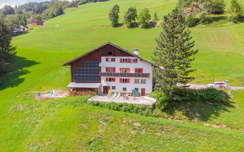 Elsa: Pflanze, Gebäude, Wolke, Ökoregion, Fenster, Grün, Natürliche Landschaft, Natürlichen Umgebung, Baum, Haus