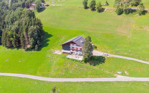 Elsa: Ökoregion, Gebäude, Grün, Natürliche Landschaft, Hochland, Steigung, Pflanze, Grundstueck, Haus, Hütte