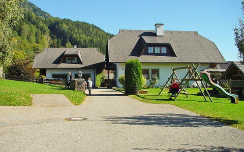 Schnitzer: Himmel, Pflanze, Gebäude, Haus, Baum, Die Architektur, Grundstueck, Hütte, Fenster, Wohngebiet