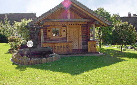 Schnitzer: Haus, Eigentum, Gras, Gebäude, Zuhause, Hütte, Schuppen, Die Architektur, Blockhaus, Garten