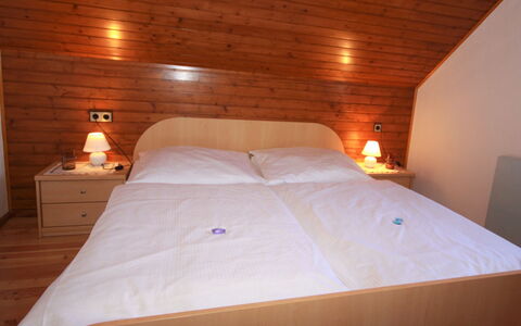 Schnitzer: Möbel, Komfort, Gebäude, Holz, Bett, Kissen, Bettrahmen, Lampe, Interior Design, Fussboden