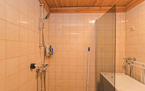 Varilan Lomamajat Nr1: Badezimmer, Armatur, Flooring, Wand, Fussboden, Holz, Interior Design, Duschkopf, Dusche, Installation