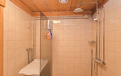 Varilan Lomamajat Nr2: Badezimmer, Armatur, Flooring, Wand, Fussboden, Interior Design, Holz, Installation, Dusche, Zimmer