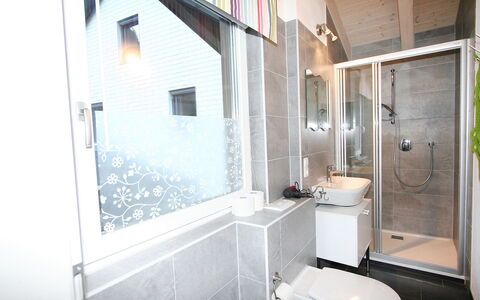 Am Arlberg: Badezimmer, Eigentum, Zimmer, Interior Design, Haus, Gebäude, Armatur, Fliese, Die Architektur, Grundeigentum