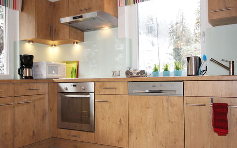 Am Arlberg: Countertop, Cabinetry, Küche, Zimmer, Möbel, Eigentum, Interior Design, Herd, Schrank, Fussboden