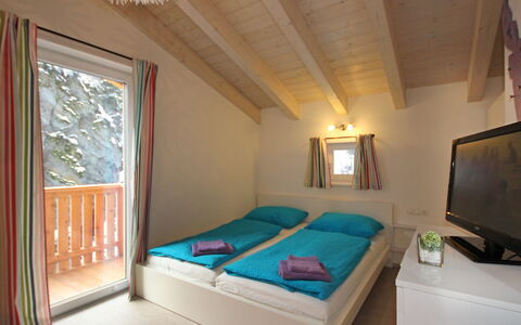 Am Arlberg: Schlafzimmer, Zimmer, Eigentum, Bett, Möbel, Decke, Interior Design, Bettdecke, Gebäude, Bettrahmen