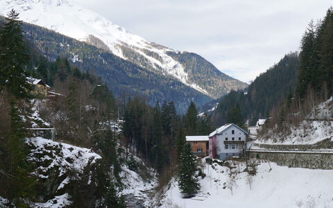 Am Arlberg: Himmel, Schnee, Berg, Wolke, Fenster, Steigung, Natürliche Landschaft, Gebäude, Haus, Baum
