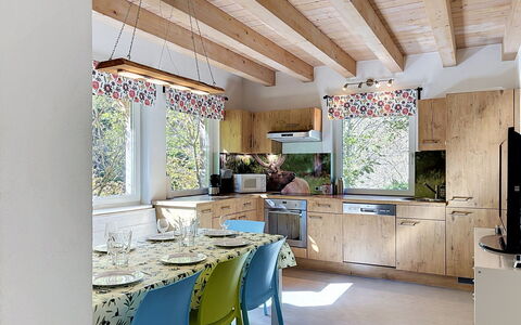 Am Arlberg: Möbel, Interior Design, Küche, Flooring, Holz, Decke, Stuhl, Countertop, Küche & Esszimmer Tisch, Fussboden