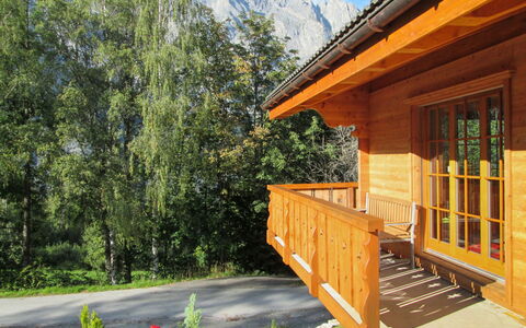 Helene: Pflanze, Himmel, Gebäude, Baum, Holz, Schatten, Steigung, Berg, Hütte, Veranda