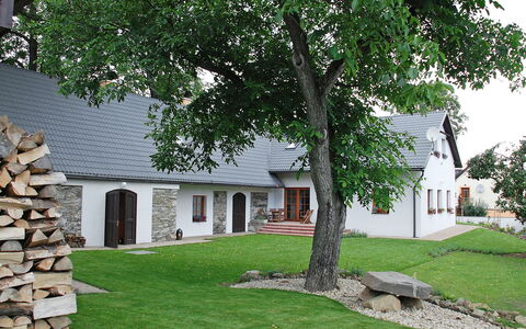 Holetín: Eigentum, Haus, Zuhause, Gebäude, Hütte, Wand, Grundeigentum, Garten, Baum, Estate