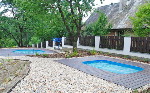 Holetín: Eigentum, Cobblestone, Wand, Haus, Baum, Gras, Grundeigentum, Garten, Wohngebiet, Die Architektur