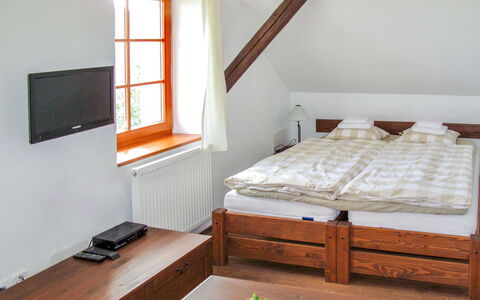 Holetín: Möbel, Eigentum, Fenster, Tabelle, Komfort, Holz, Gebäude, Interior Design, Flooring, Fussboden