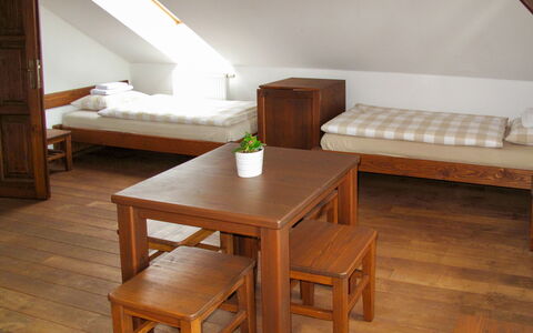 Holetín: Möbel, Tabelle, Komfort, Holz, Interior Design, Wohnzimmer, Flooring, Fussboden, Kissen, Holzbeize