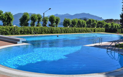 Porto Valtravaglia 200: Wasser, Himmel, Blau, Schwimmbad, Azurblau, Baum, Natürliche Landschaft, Freizeit, Pflanze, Schatten