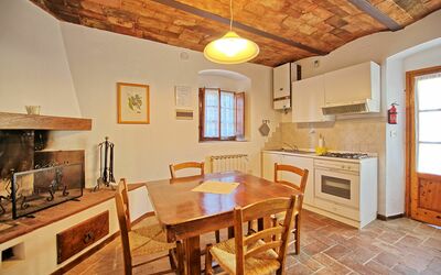 Tenuta 1: Eigentum, Zimmer, Möbel, Gebäude, Haus, Küche, Interior Design, Decke, Grundeigentum, Fussboden