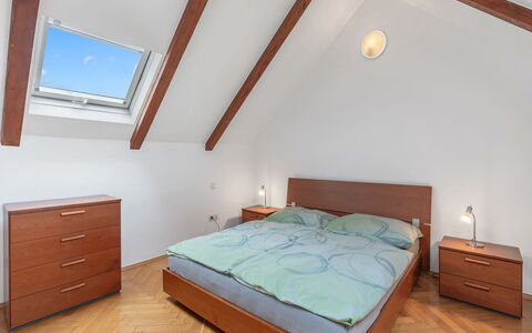 O21: Flooring, Bett, Interior Design, Schlafzimmer, Fussboden, Holz, Decke, Möbel, Zimmer, Beleuchtung