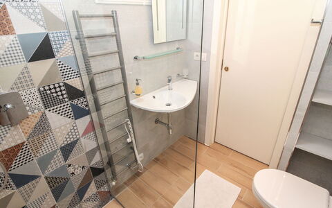 O21: Spiegel, Sinken, Zapfhahn, Bad Sink, Armatur, Badezimmer, Gebäude, Interior Design, Lila, Holz