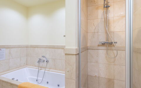 Duplex Bencomo: Badewanne, Armatur, Badezimmer, Duschkopf, Dusche, Interior Design, Fussboden, Flooring, Wand