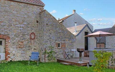 Le Ti' Bauduin: Pflanze, Himmel, Eigentum, Gebäude, Wolke, Fenster, Haus, Grundstueck, Gras, Hütte