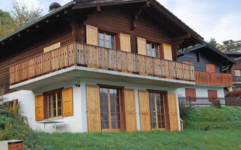 Chalet Enfin: Pflanze, Gebäude, Himmel, Eigentum, Fenster, Wolke, Haus, Grundstueck, Holz, Baum