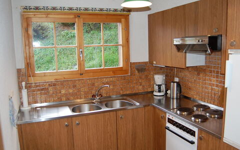 Chalet Enfin: Countertop, Zimmer, Küche, Eigentum, Cabinetry, Möbel, Sinken, Gebäude, Haus, Hartholz