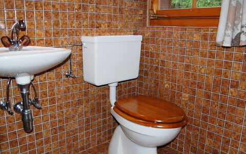 Chalet Enfin: Toilette, Toilleten Sitz, Badezimmer, Fliese, Armatur, Wand, Fussboden, Eigentum, Zimmer, Bad Zubehör