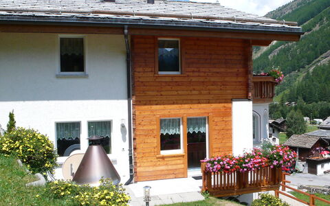 Piccolo: Pflanze, Gebäude, Eigentum, Fenster, Wolke, Haus, Hütte, Himmel, Blume, Baum