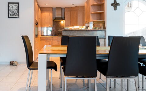 Piccolo: Tabelle, Möbel, Eigentum, Countertop, Stuhl, Cabinetry, Holz, Gebäude, Orange, Die Architektur