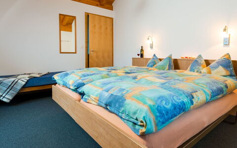 Piccolo: Möbel, Eigentum, Gebäude, Komfort, Azurblau, Holz, Blau, Haus, Bettrahmen, Textil