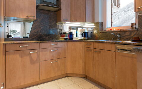 Piccolo: Braun, Countertop, Cabinetry, Spüle, Eigentum, Möbel, Zapfhahn, Sinken, Küchengerät, Küche