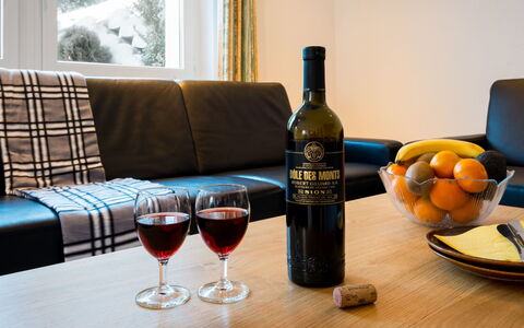 Piccolo: Tabelle, Geschirr, Essen, Möbel, Flasche, Drinkware, Wein, Fenster, Barware