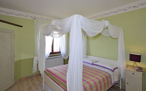 Villa Cassia: Bett, Schlafzimmer, Zimmer, Möbel, Eigentum, Bettrahmen, Bettdecke, Interior Design, Bedding, Himmelbett
