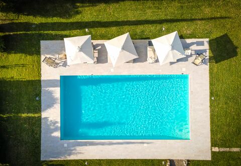 Villa Cassia: Grün, Blau, Türkis, Rechteck, Gras, Majorelle Blue, Textil, Pflanze, Schwimmbad, Kunst