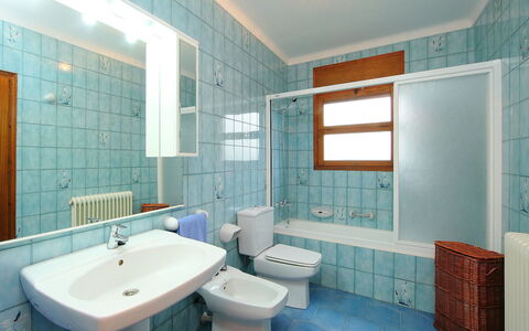 Can Cals: Badezimmer, Zimmer, Eigentum, Fliese, Blau, Interior Design, Türkis, Gebäude, Armatur, Die Architektur