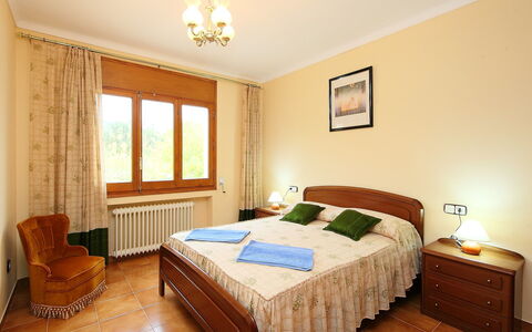 Can Cals: Schlafzimmer, Möbel, Bett, Zimmer, Eigentum, Bettdecke, Decke, Bettrahmen, Interior Design, Fussboden