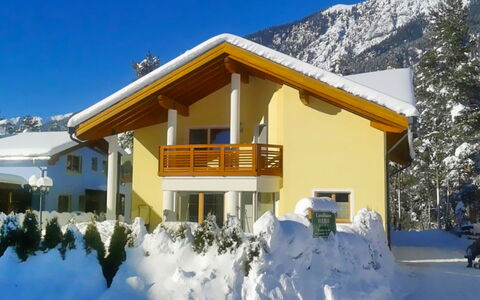 Heidi: Himmel, Schnee, Daytime, Fenster, Gebäude, Berg, Natur, Baum, Haus, Pflanze