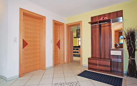 Heidi: Eigentum, Zimmer, Gebäude, Tür, Fussboden, Haus, Grundeigentum, Interior Design, Möbel, Die Architektur