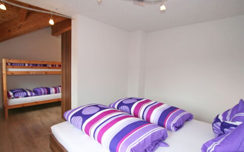 Heidi: Schlafzimmer, Zimmer, Bett, Möbel, Decke, Eigentum, Bedding, Interior Design, Bettdecke, Lila