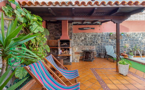 La Marea: Pflanze, Eigentum, Blumentopf, Stuhl, Gartenmöbel, Schatten, Gebäude, Interior Design, Die Architektur, Freizeit