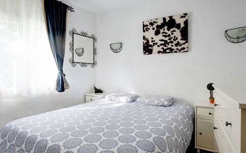 Oasis Beach: Schlafzimmer, Bett, Zimmer, Möbel, Eigentum, Bettdecke, Bettrahmen, Interior Design, Wand, Bedding